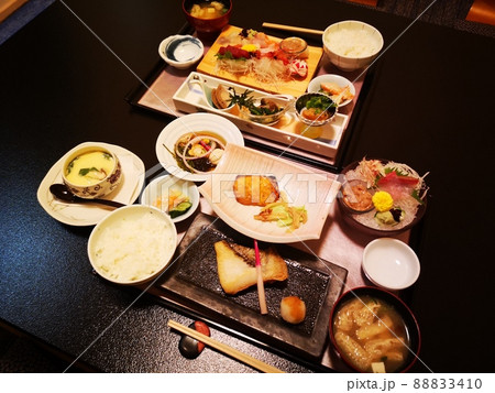 焼き魚定食と刺し身定食 88833410