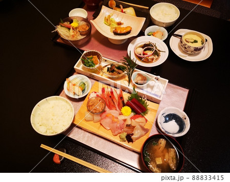 焼き魚定食と刺し身定食 88833415