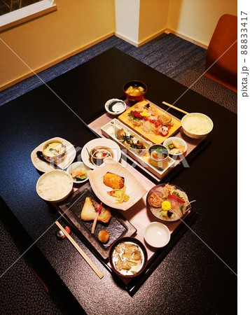 焼き魚定食と刺し身定食 88833417