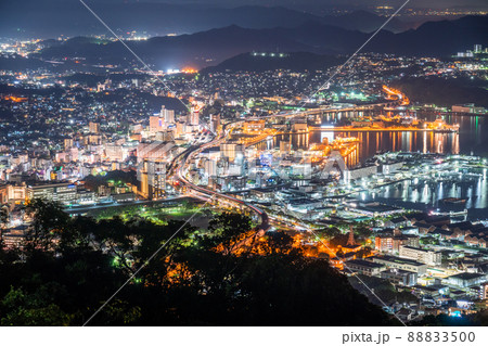 《長崎県》佐世保中心街の夜景・弓張岳展望台の眺め 《長崎県》佐世保中心街の夜景・弓張岳展望台の眺め 88833500