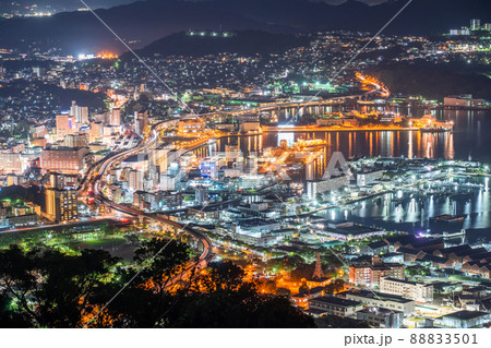 《長崎県》佐世保中心街の夜景・弓張岳展望台の眺め 《長崎県》佐世保中心街の夜景・弓張岳展望台の眺め 88833501