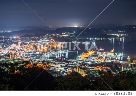 《長崎県》佐世保中心街の夜景・弓張岳展望台の眺め 《長崎県》佐世保中心街の夜景・弓張岳展望台の眺め 88833502