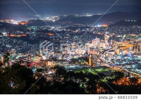 《長崎県》佐世保中心街の夜景・弓張岳展望台の眺め 88833509