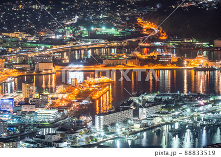 《長崎県》佐世保中心街の夜景・弓張岳展望台の眺め 《長崎県》佐世保中心街の夜景・弓張岳展望台の眺め 88833519
