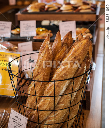 ワイヤーバスケットに立てられたバゲット フランスパンの写真素材