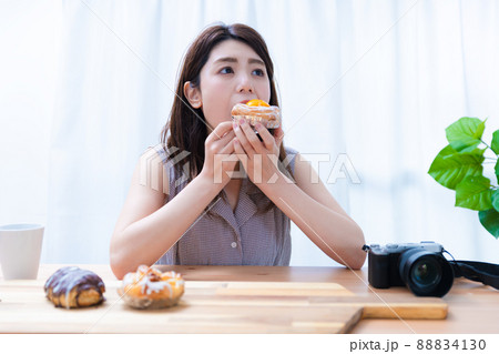 パンを食べている若い女性 パンを食べている若い女性 88834130