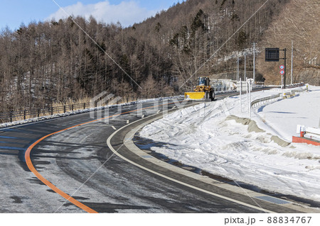 冬の柳沢峠　国道411号線の除雪作業　2月　山梨 88834767