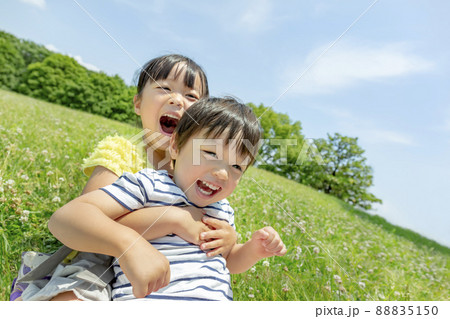 公園で遊ぶ姉と弟 88835150