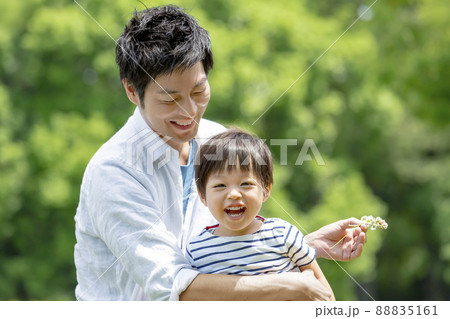 公園で遊ぶ父親と息子 88835161