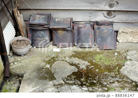 軒先に置かれた古い瓦 軒先に置かれた古い瓦 88836147