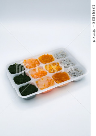 仕切られた容器に入ったしらすと野菜ペーストの離乳食 88836831