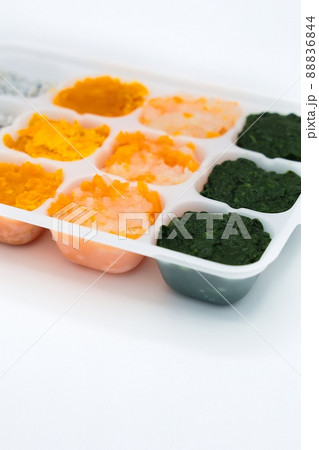 仕切られた容器に入ったしらすと野菜ペーストの離乳食 仕切られた容器に入ったしらすと野菜ペーストの離乳食 88836844