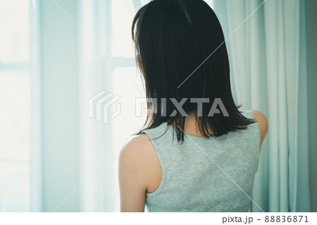 朝目覚めたら窓から外を眺める 88836871