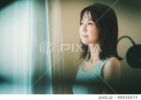 朝目覚めたら窓から外を眺める 朝目覚めたら窓から外を眺める 88836874