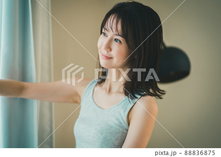 朝目覚めたら窓から外を眺める 朝目覚めたら窓から外を眺める 88836875