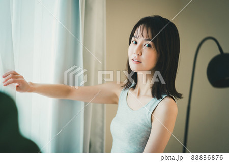 朝目覚めたら窓から外を眺める 朝目覚めたら窓から外を眺める 88836876