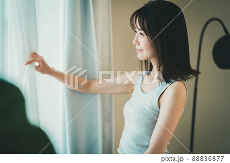 朝目覚めたら窓から外を眺める 朝目覚めたら窓から外を眺める 88836877