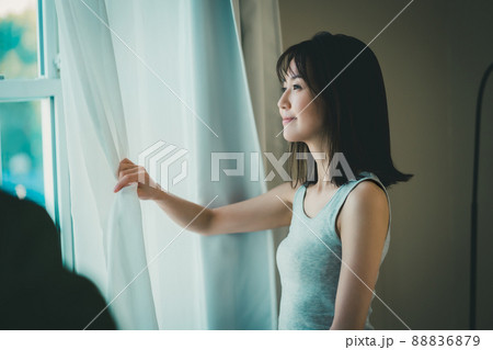 朝目覚めたら窓から外を眺める 朝目覚めたら窓から外を眺める 88836879