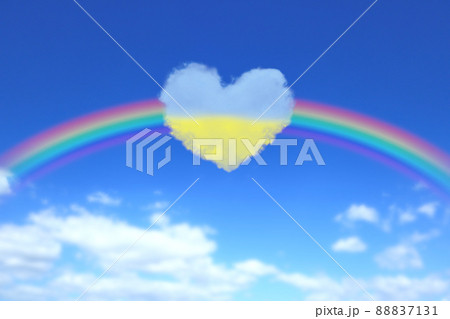 大きな虹とウクライナの国旗色のハート形の雲が浮かぶ青空 大きな虹とウクライナの国旗色のハート形の雲が浮かぶ青空 88837131