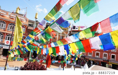 巨大ストゥーパからなびく5色のタルチョ【ネパール・カトマンズ】 88837219