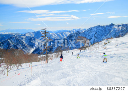 雪山 スキー場からの風景 雪山 スキー場からの風景 88837297