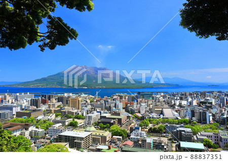 【鹿児島県】城山公園展望台から見た鹿児島の街並みと桜島 88837351