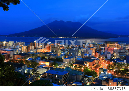 【鹿児島県】城山公園展望台から鹿児島の夜景と桜島 【鹿児島県】城山公園展望台から鹿児島の夜景と桜島 88837353