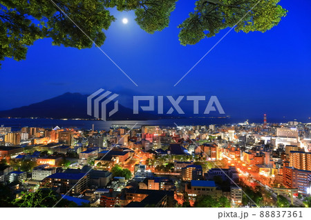 【鹿児島県】城山公園展望台から鹿児島の夜景と桜島 88837361