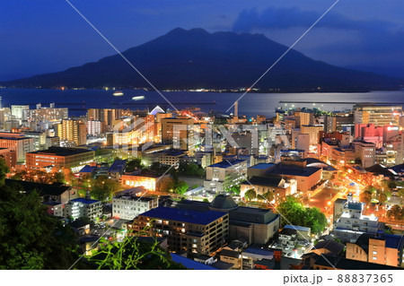 【鹿児島県】城山公園展望台から鹿児島の夜景と桜島 88837365