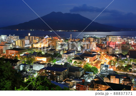 【鹿児島県】城山公園展望台から鹿児島の夜景と桜島 【鹿児島県】城山公園展望台から鹿児島の夜景と桜島 88837371