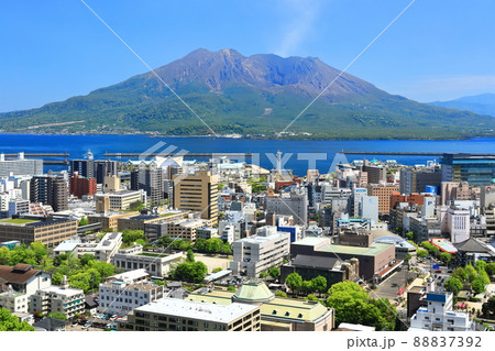 【鹿児島県】城山公園展望台から見た鹿児島の街並みと桜島 88837392