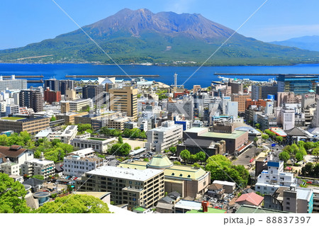 【鹿児島県】城山公園展望台から見た鹿児島の街並みと桜島 【鹿児島県】城山公園展望台から見た鹿児島の街並みと桜島 88837397