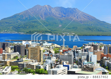 【鹿児島県】城山公園展望台から見た鹿児島の街並みと桜島 88837402