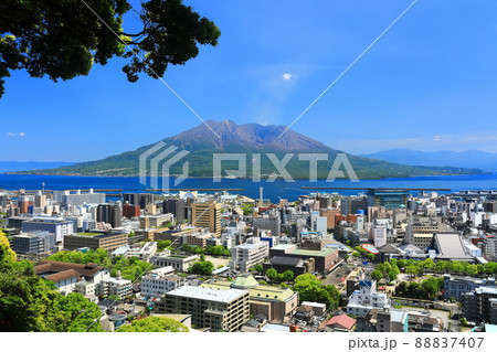 【鹿児島県】城山公園展望台から見た鹿児島の街並みと桜島 88837407