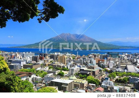 【鹿児島県】城山公園展望台から見た鹿児島の街並みと桜島 88837408