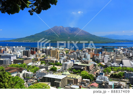 【鹿児島県】城山公園展望台から見た鹿児島の街並みと桜島 88837409