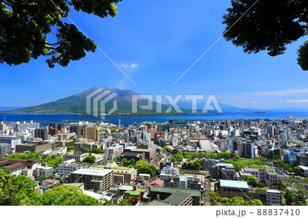 【鹿児島県】城山公園展望台から見た鹿児島の街並みと桜島 【鹿児島県】城山公園展望台から見た鹿児島の街並みと桜島 88837410