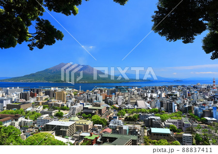【鹿児島県】城山公園展望台から見た鹿児島の街並みと桜島 【鹿児島県】城山公園展望台から見た鹿児島の街並みと桜島 88837411