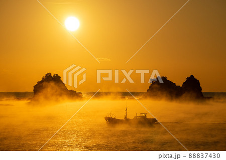 【和歌山串本町】田原の海霧|冬の早朝にだけ見られる絶景 【和歌山串本町】田原の海霧|冬の早朝にだけ見られる絶景 88837430