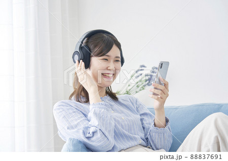 女性 スマホで音楽を聴く リビング 女性 スマホで音楽を聴く リビング 88837691