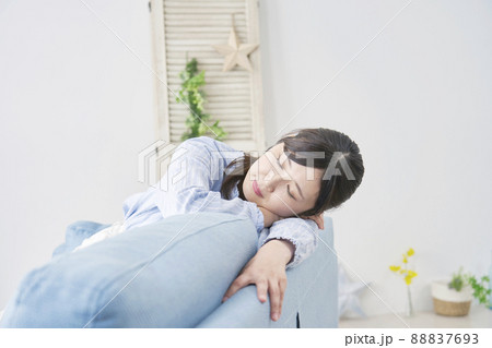 女性 昼寝 リビング 女性 昼寝 リビング 88837693