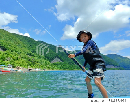 SUPを楽しむ男の子 本栖湖 SUPを楽しむ男の子 本栖湖 88838441