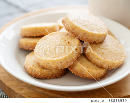 ナッツ入りバタークッキーとホットドリンク ナッツ入りバタークッキーとホットドリンク 88838930