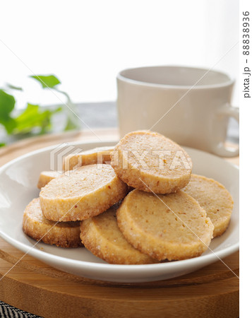 ナッツ入りバタークッキーとホットドリンク 88838936
