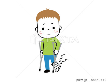 足を骨折して松葉杖をついている男の子 88840440