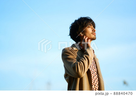 男性　ファッション　若い 88840470