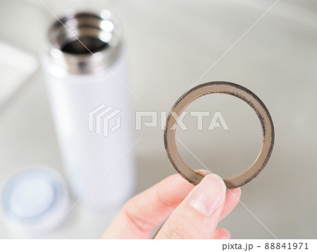 カビの生えた水筒の蓋 カビの生えた水筒の蓋 88841971