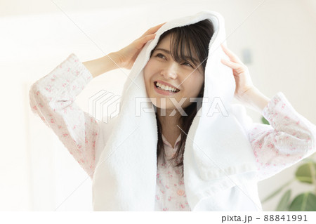 髪をタオルで乾かす女性 88841991