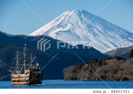 芦ノ湖（箱根）から眺める冬の富士山 88842401