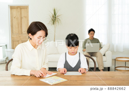 折り紙を折る親子 88842662